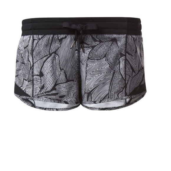 lululemon athletica Pants - Lululemon hotty hot shorts in dotty tribe size 6
